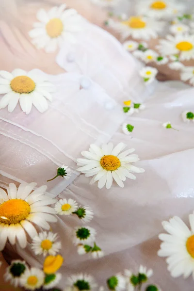 Vrouw Het Water Met Madeliefjes Drijvend Het Oppervlak — Stockfoto