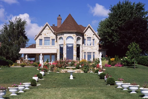 Nagy ház és a kert — Stock Fotó