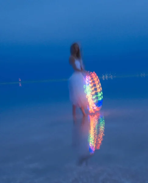 Женщина Вечернем Платье Подсветкой Разноцветного Кольца Сумерках — стоковое фото