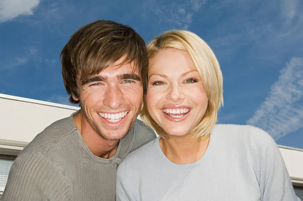 Sorrindo Casal Olhando Para Câmera — Fotografia de Stock