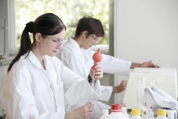Estudantes Química Trabalho Laboratório — Fotografia de Stock