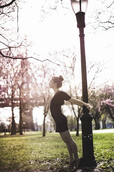 Dançarino Moderno Marcando Uma Pose Parque Urbano — Fotografia de Stock