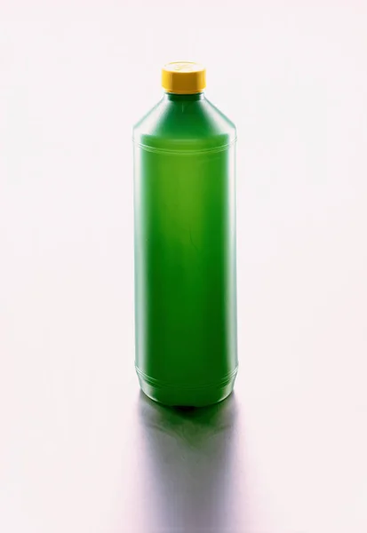 Groene Plastic Fles Witte Achtergrond — Stockfoto