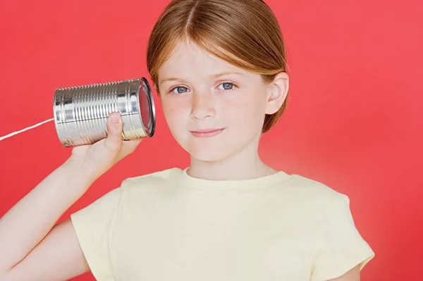 Menina Com Estanho Pode Telefone — Fotografia de Stock