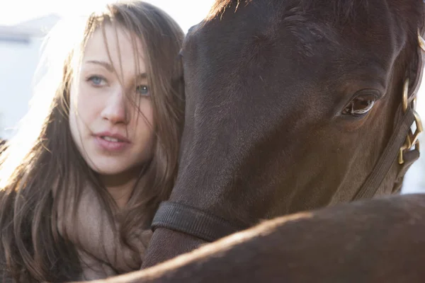Close Jovem Mulher Com Cavalos — Fotografia de Stock
