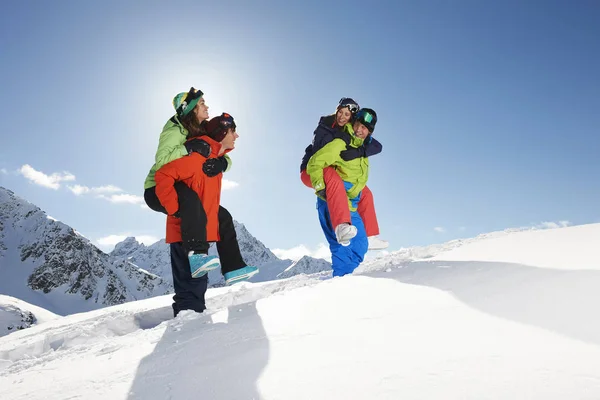 Amici Che Donano Schienali Maiale Nella Neve Kuhtai Austria — Foto Stock