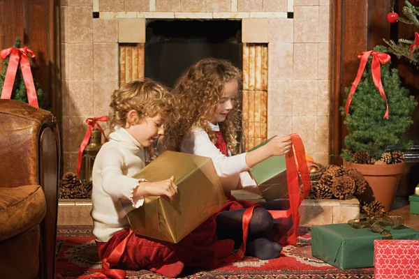 Niños Abriendo Regalos Navidad — Foto de Stock