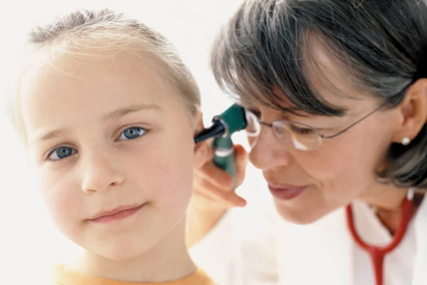 Menina Sendo Examinada Pelo Médico — Fotografia de Stock