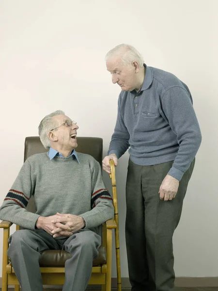 两个老年人在聊天 — 图库照片