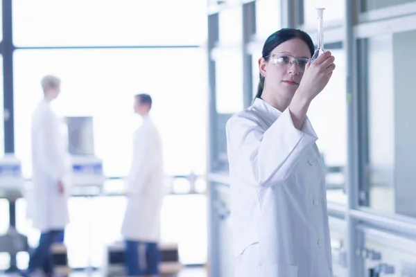 Estudante Química Olhando Para Frasco Laboratório — Fotografia de Stock