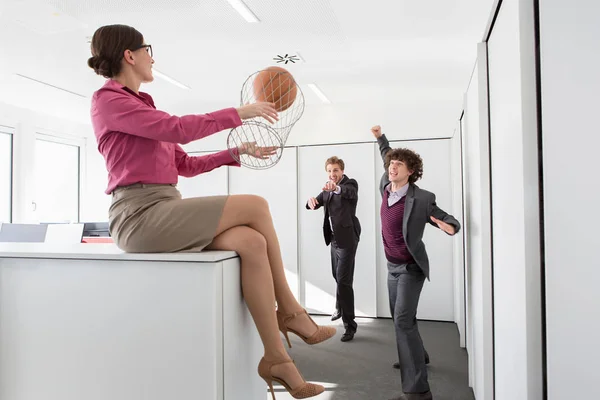 Офисные Работники Играют Баскетбол Мусорным Баком — стоковое фото