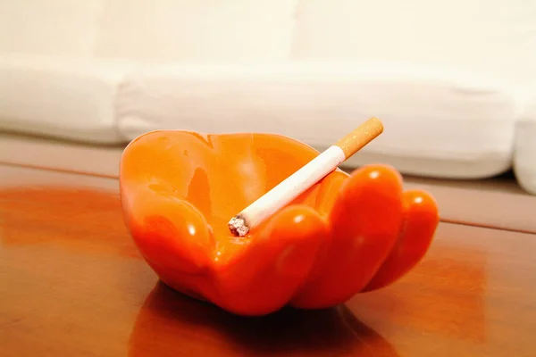 Τσιγάρο Στο Τασάκι Στο Τραπέζι — Φωτογραφία Αρχείου