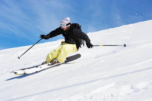 Männliche Skifahrer Bergab — Stockfoto