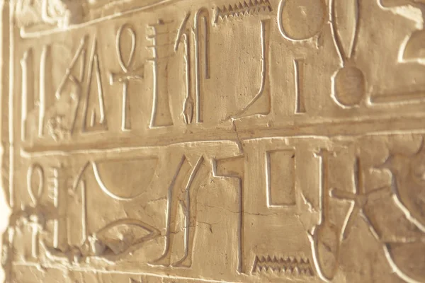 Hieroglyfy vytesané v kameni, Luxor, Egypt — Stock fotografie