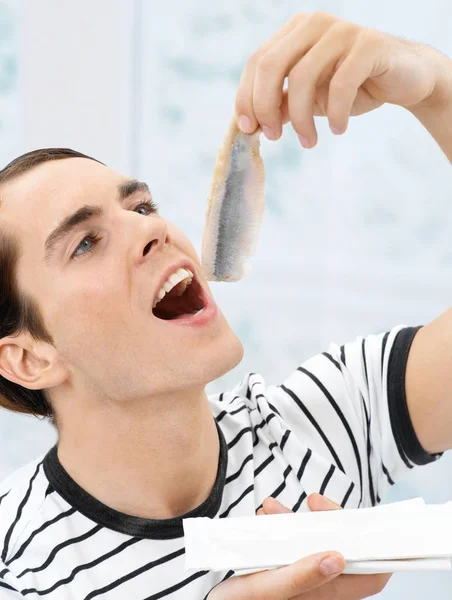 生の魚を食べる男 — ストック写真