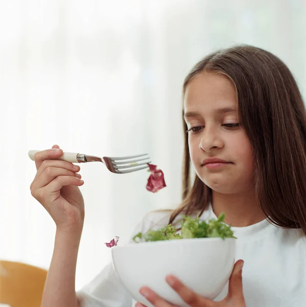Menina Segurando Uma Tigela Salada — Fotografia de Stock
