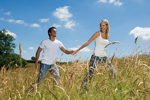 Pareja Caminando Por Campo —  Fotos de Stock