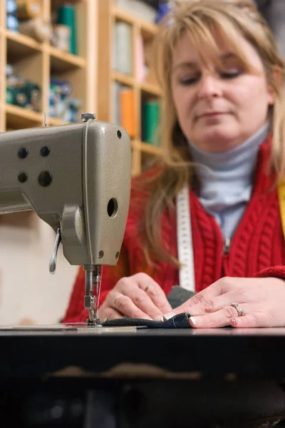 Close Seamstress Sewing — Stock Photo, Image