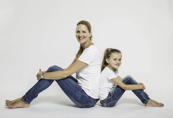 Retrato Del Estudio Niña Madre Sentadas Espalda Con Espalda Suelo — Foto de Stock