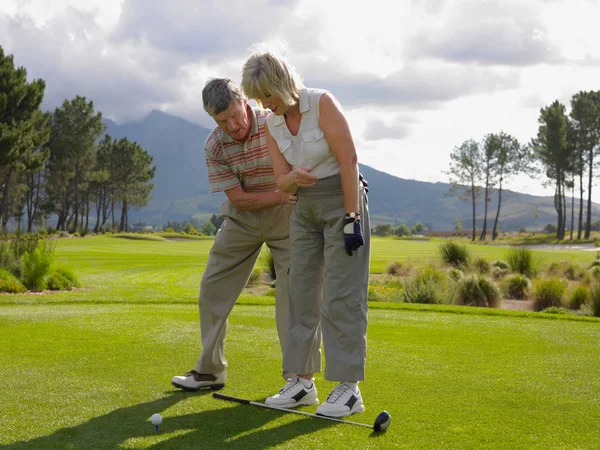 Muž Dává Ženě Lekci Golfu — Stock fotografie