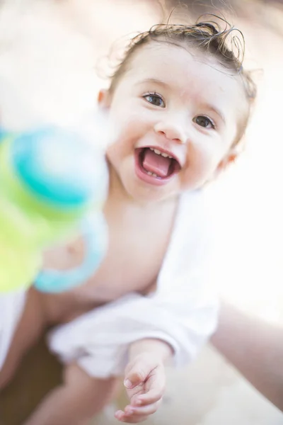 Lähikuva Muotokuva Hymyilevä Vauva Tyttö Kääritty Pyyhe — kuvapankkivalokuva