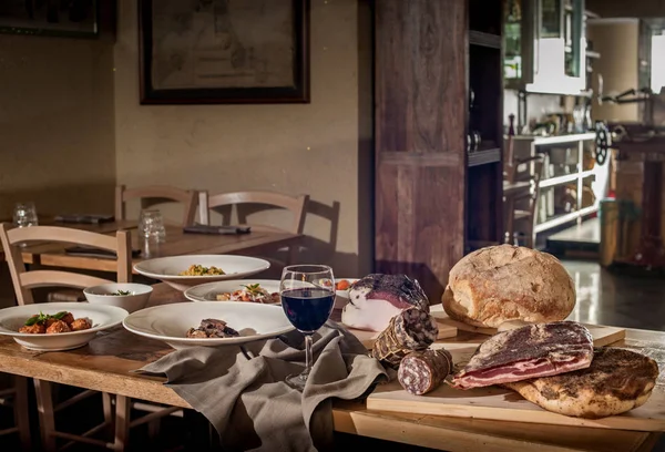 Сельский Дисплей Традиционных Итальянских Блюд Ресторане — стоковое фото