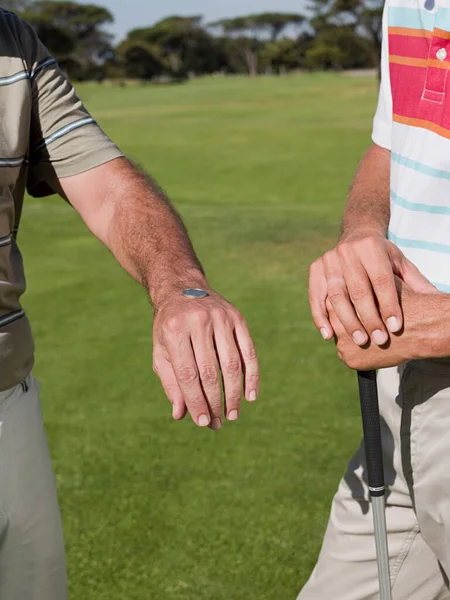Dva Dospělí Muži Spolu Hrají Golf Házejí Mincí — Stock fotografie