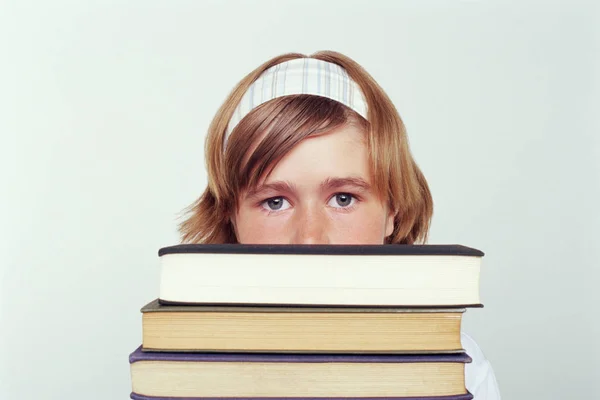 Meisje Houdt Van Een Stapel Boeken — Stockfoto