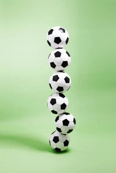 Шість футбольних м'ячів, складених один на одного — стокове фото