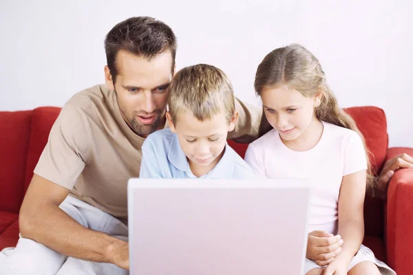 Vader Kinderen Die Laptop Gebruiken — Stockfoto