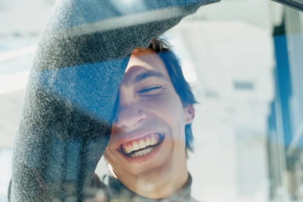 Homem Feliz Perto — Fotografia de Stock