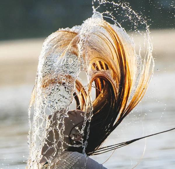 Cabeza Hombros Mujer Joven Agua Arrojando Pelo Mojado Hacia Atrás — Foto de Stock