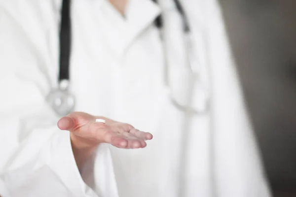 Feche Estúdio Tiro Médico Feminino Segurando Pílula Mão — Fotografia de Stock