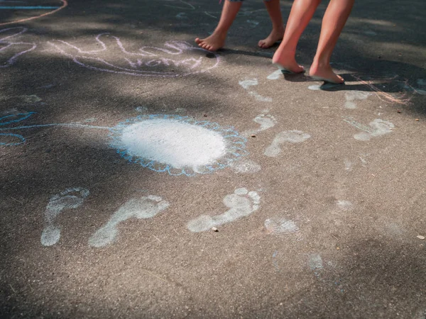 Los Pies Gordos Dos Hermanas Que Hacen Huellas Tiza Pavimento — Foto de Stock