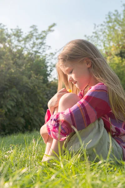 Ragazza Seduta Campo Erboso — Foto Stock