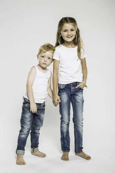 Retrato Estudio Una Chica Cogida Mano Con Hermano — Foto de Stock