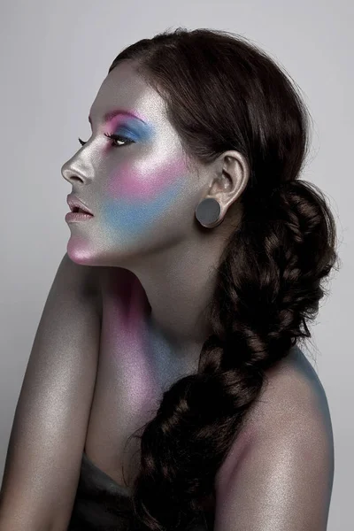 Portrait Jeune Femme Peint Argent Avec Maquillage Bleu Rose — Photo