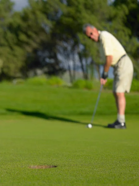 Egy Férfi Golfozik Pályán — Stock Fotó