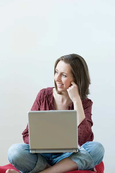 Nachdenkliche Junge Frau Mit Laptop — Stockfoto