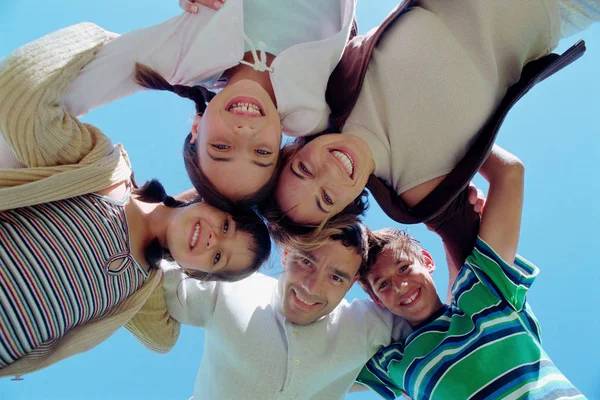 Gruppenbild Einer Glücklichen Familie Die Sich Kreis Umarmt — Stockfoto