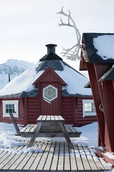 Traditionelles Holzhaus Und Picknickbank Schnee Longyearbyen Spitzbergen Norwegen — Stockfoto