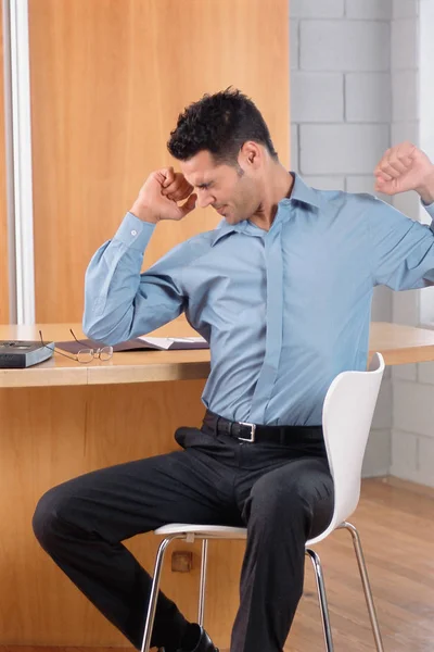 Överarbetad Ung Affärsman Stretching Ämbetet — Stockfoto