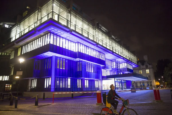 Érett Kerékpározik Kék Megvilágított Irodaház Mellett Éjszaka London Egyesült Királyság — Stock Fotó