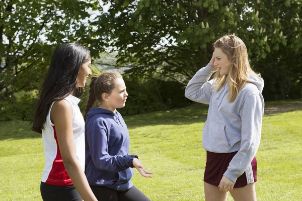 Grupp Studenter Som Tar Paus Fält — Stockfoto