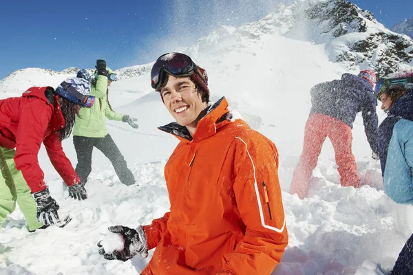 Amigos peleando con bolas de nieve, Kuhtai, Austria — Foto de Stock