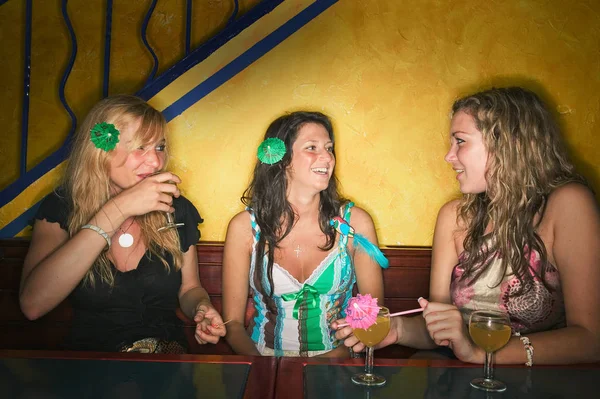 Mujeres Bebiendo Bar — Foto de Stock