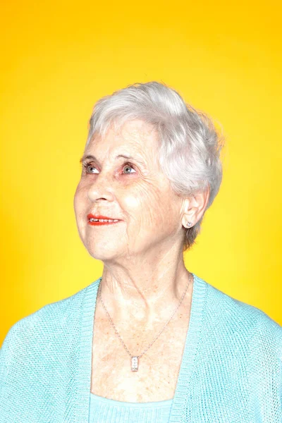 Senior Mulher Olhando Para Cima Estúdio Tiro — Fotografia de Stock
