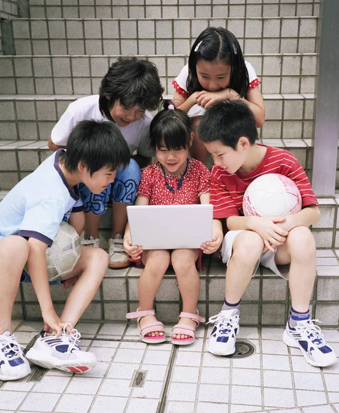 Gruppo Bambini Con Computer Portatile — Foto Stock