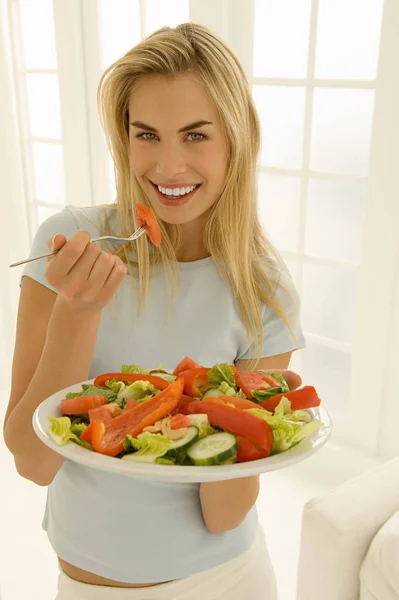 Evde Salata Yiyen Kadın — Stok fotoğraf