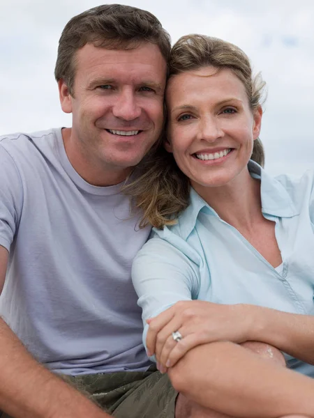 Couple Heureux Sur Plage — Photo